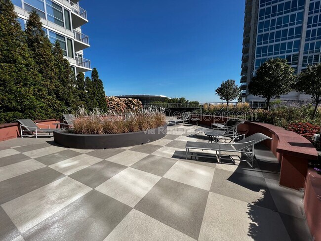 Building Photo - 1600 S Prairie Ave