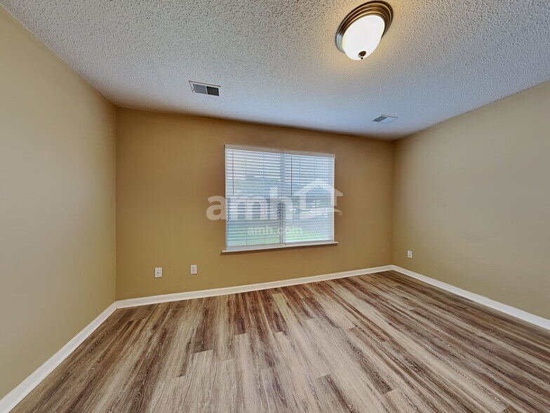Building Photo - 208 Winding Willow Trl