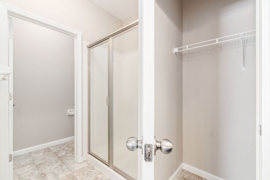 Building Photo - 560 Redwood Ln