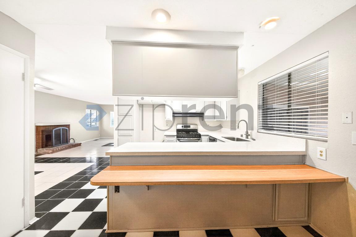 Building Photo - 1858 Park Cir Dr