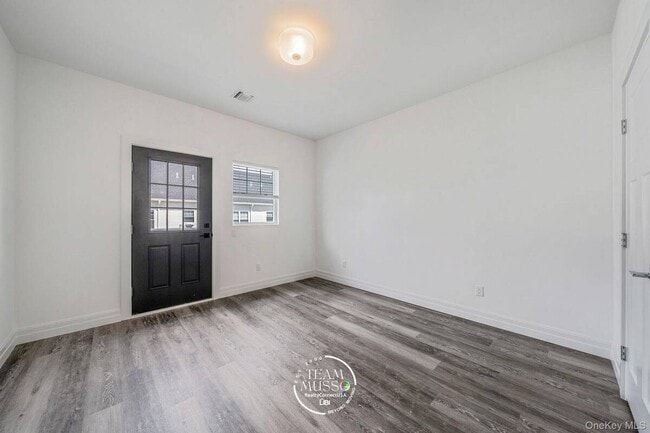 Building Photo - 725 Eastview Dr
