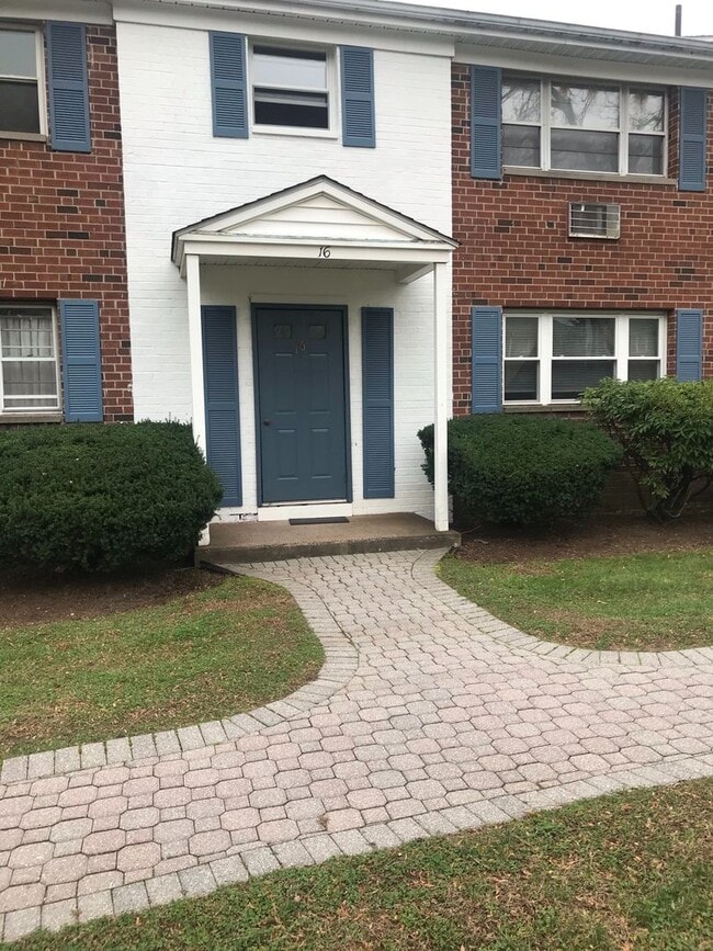 Building Photo - Studio in Rocky Hill - Heat & Hot Water In...