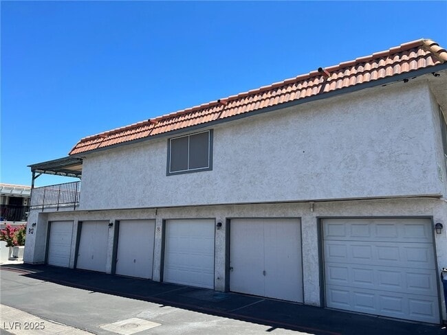 Primary Photo - 913 Willow Tree Dr