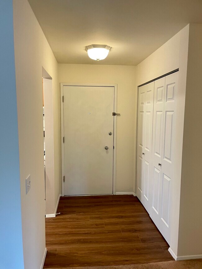 Entry - 5029 84th St SW