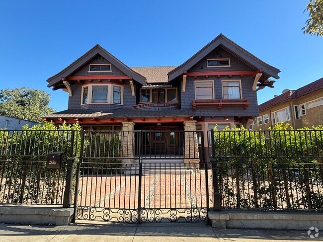 Building Photo - 2618 Kenwood Ave