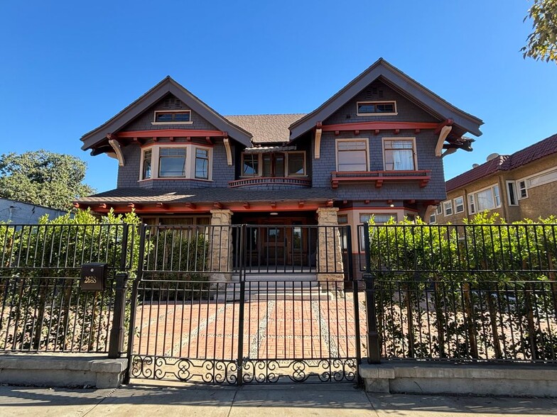 Primary Photo - 2618 Kenwood Ave