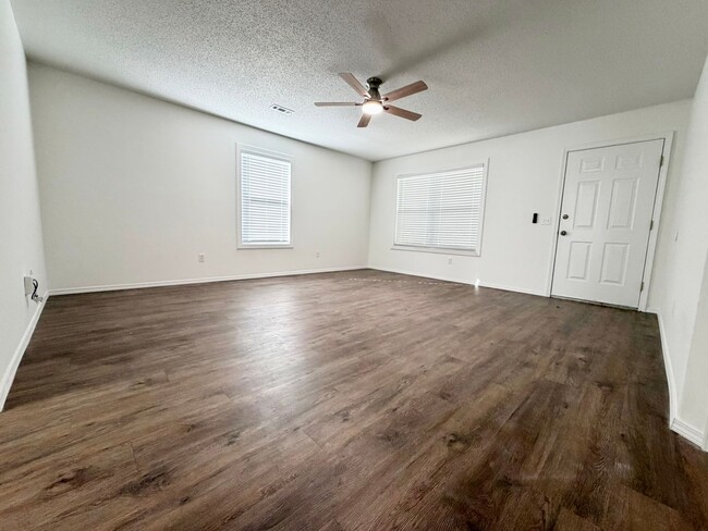 Building Photo - ***5905 B Sara Street***