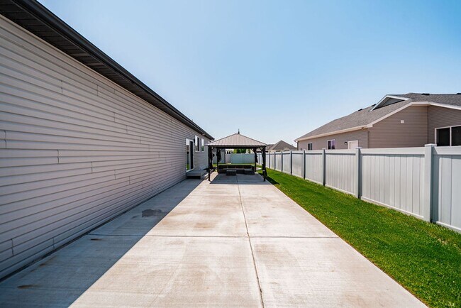 Building Photo - Stunning 5-Bed, 3-Bath Home in a Desirable...