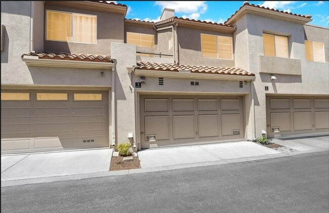 Building Photo - Beautiful 2 Story, 2 Bedroom plus Large Loft Condo in Aliso Viejo