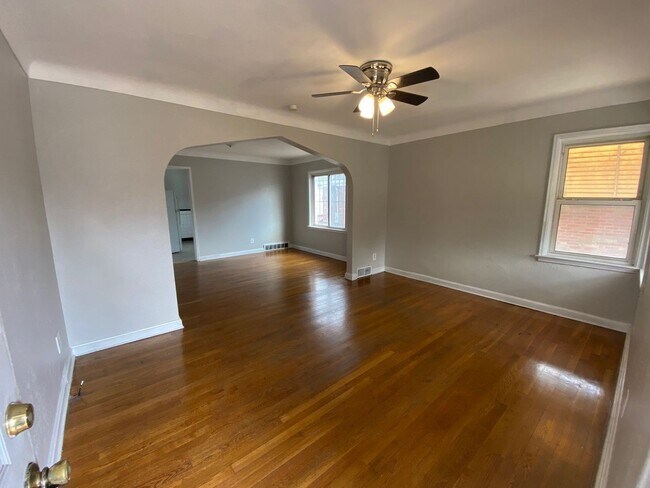 Building Photo - Private Charming Home