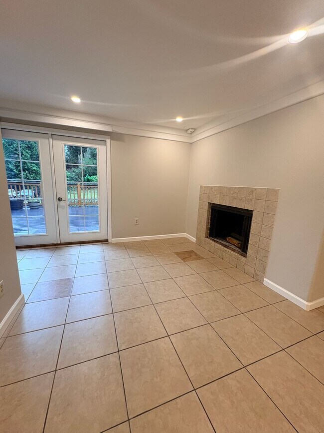 Building Photo - $1500 Off First Month! Remodeled Shoreline Home