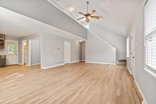 Building Photo - 648 Golfview Dr