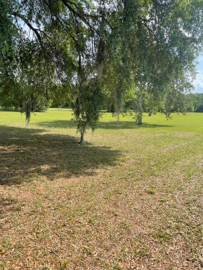 Building Photo - Gorgeous 4 BR country estate home with pool on 3 Acres