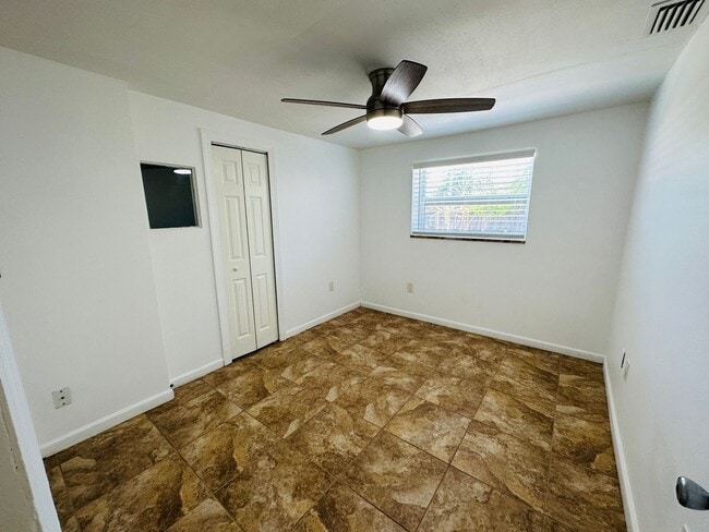Building Photo - 3/2.5/1 Freshly Updated Pinellas Park Home