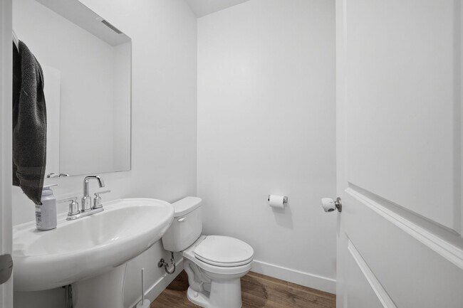 Building Photo - Extra Space, Extra Comfort! 5 Bedroom Home With Bonus Den in Long Valley!