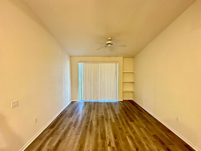 Building Photo - Recently Renovated 2BR/2BA Third Floor Uni...