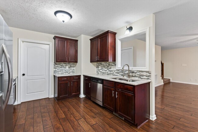 Building Photo - 566 Falkland Cir