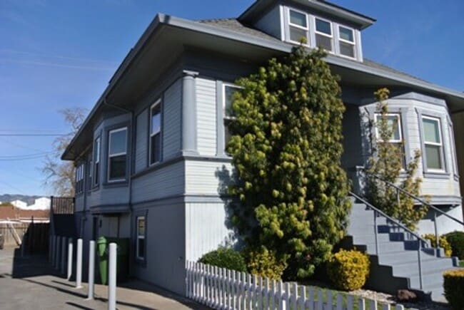 Building Photo - Charming Craftsman-Style 2BD/1BA Duplex – ...