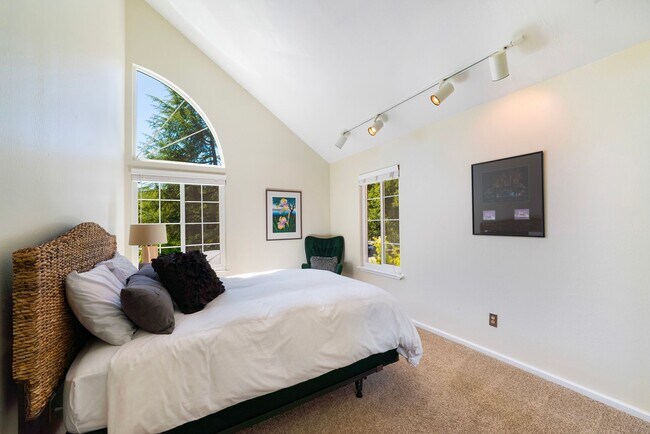 Building Photo - Stunning Mid-Century Modern 5bed/3.5 bath Home on 1.92 acres