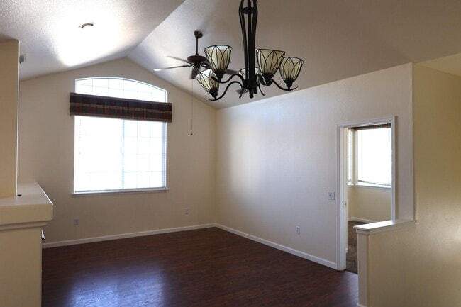 Building Photo - CUTE, CUTE, CUTE 3 BDRM TOWNHOME WITH GAS FIREPLACE!