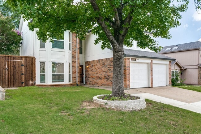 Building Photo - Experience the best of Grapevine living, only moments from charming Historic Downtown.