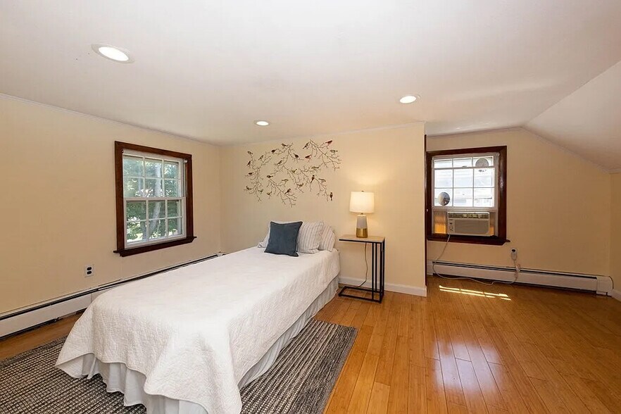 upstairs room 2 - 353 Washington St