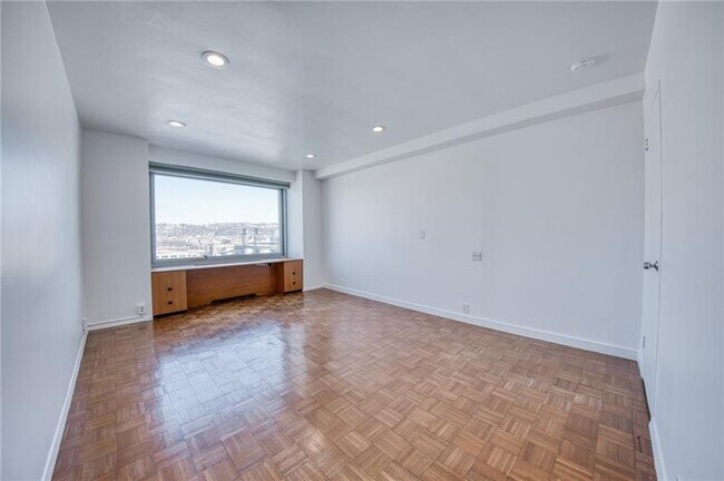 Building Photo - 320 Fort Duquesne Blvd