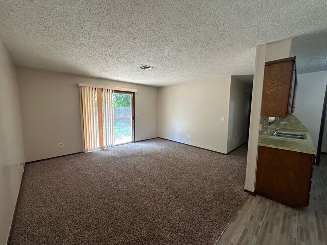 Building Photo - 3 Bed 1.5 Bath 2 Car Garage