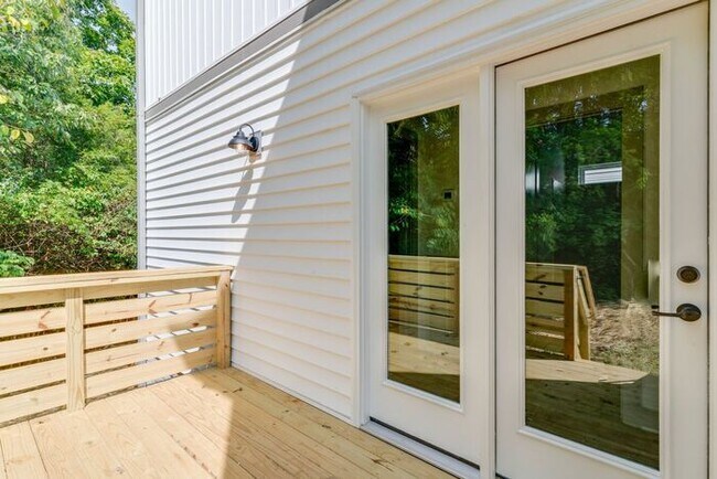 Building Photo - Beautiful Newer Build in Madison!