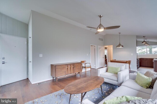 Building Photo - 3315 Pendleton Dr