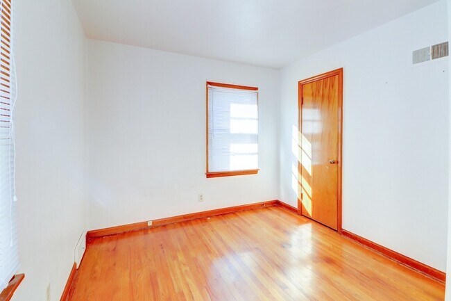 Building Photo - 602 S Mattis Ave