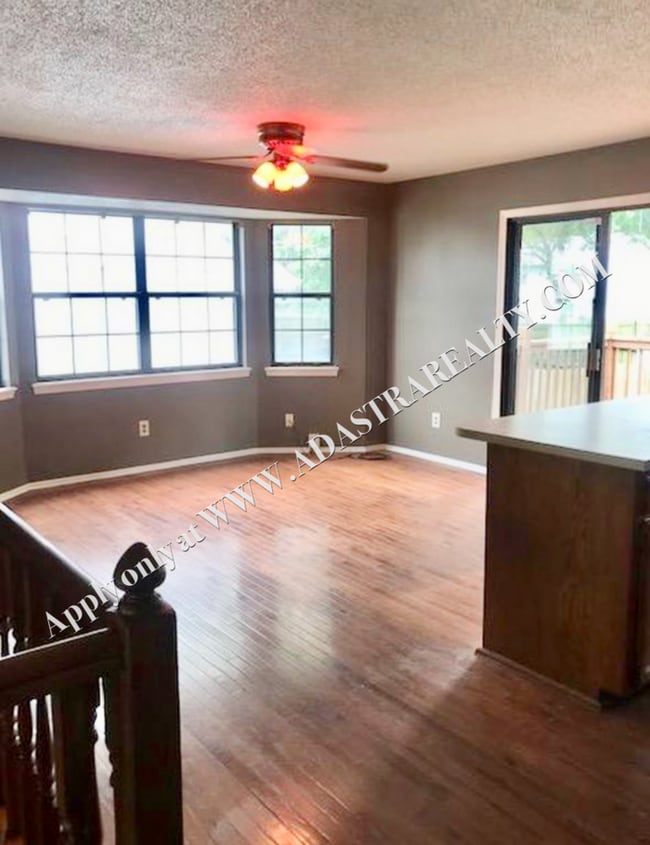 Building Photo - Beautiful 3 Bed/2 Bath Split-Level in Lee'...