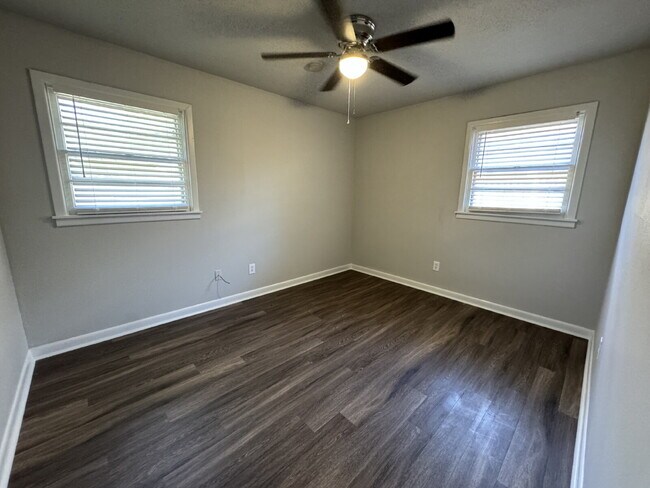 Building Photo - Cute, updated 3 bedroom!