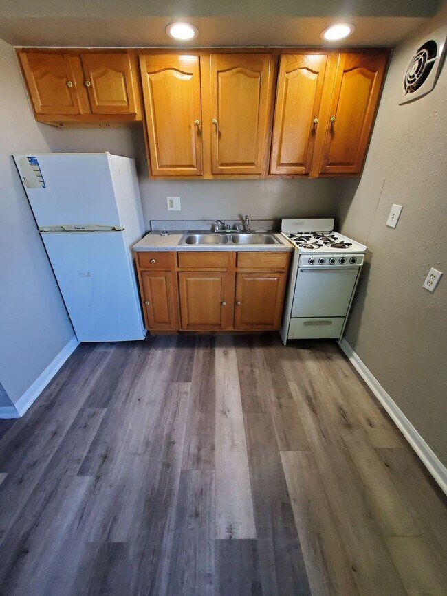 Building Photo - 2448 W Killbourn St