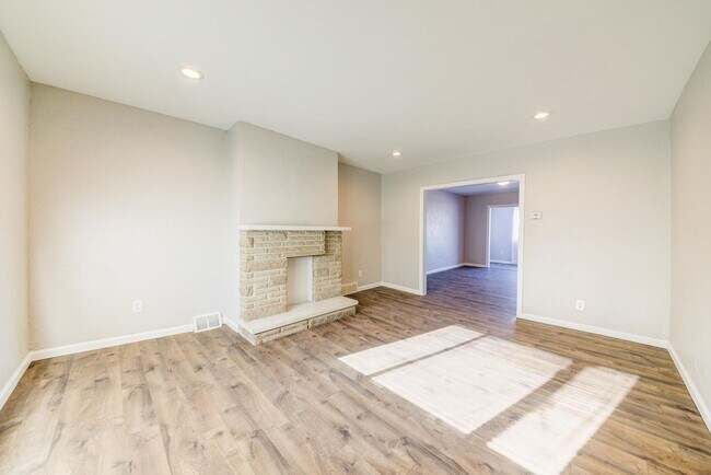 Building Photo - Stunning 3 bedroom home in Brookline available July 10!
