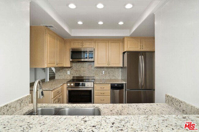 Building Photo - 2385 Roscomare Rd