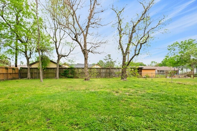 Building Photo - 122 W Havner Ln