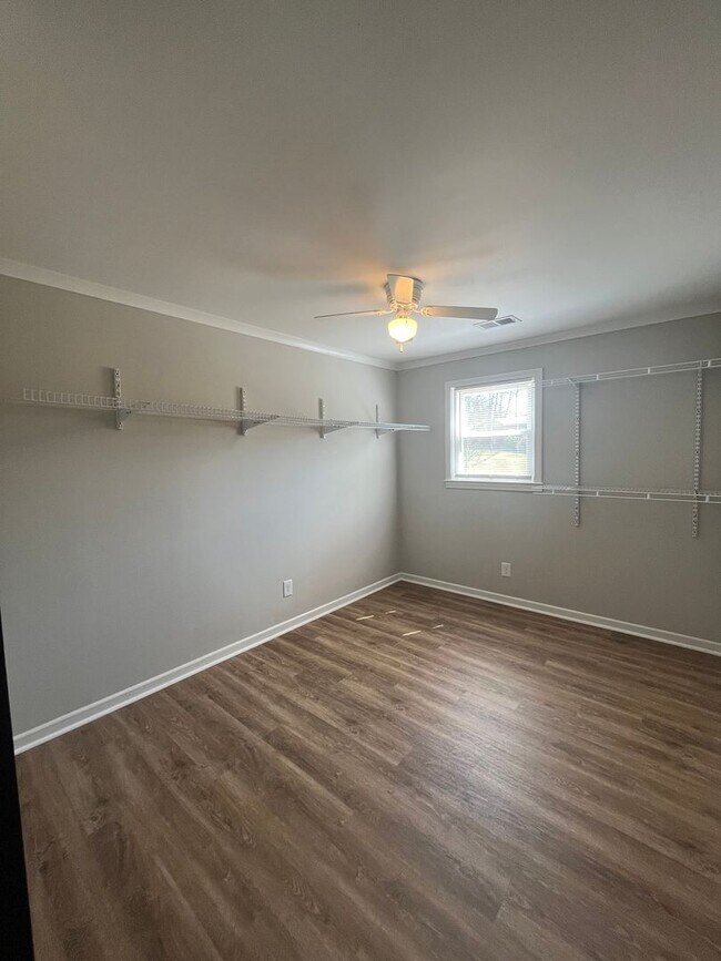 Building Photo - Travelers Rest !! 3 BR, 2 BA with Great Living Space - Den, Bonus Room, Primary Suite has a HUGE ...