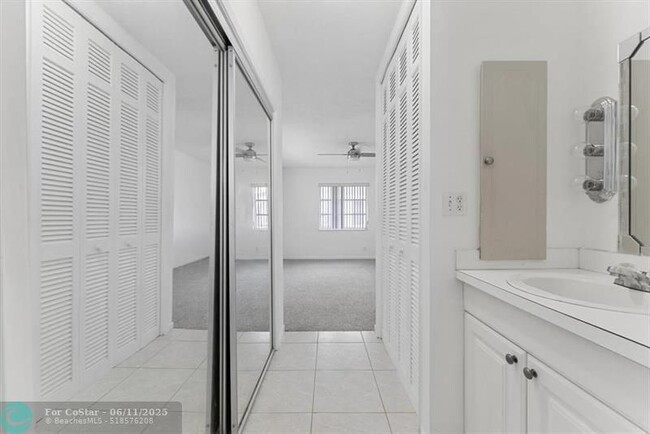 Building Photo - 9089 Thunderbird Dr