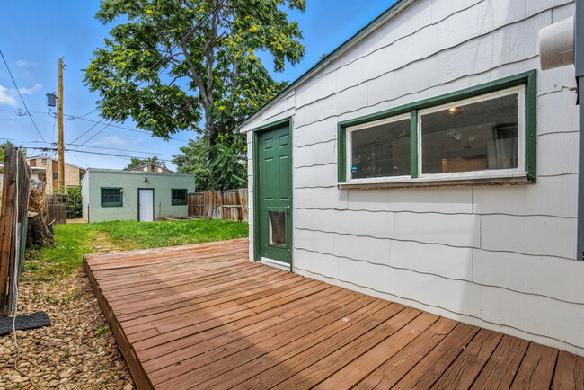 Building Photo - 207 Galapago St
