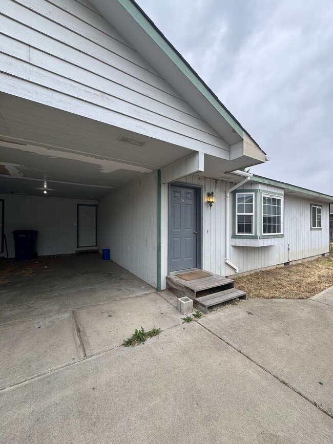 Building Photo - 903 E White Birch Ave