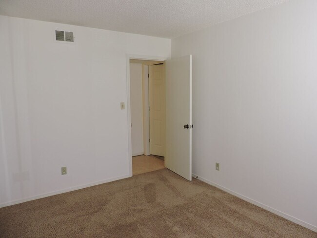 Building Photo - Convenient to schools, beaches, & shopping