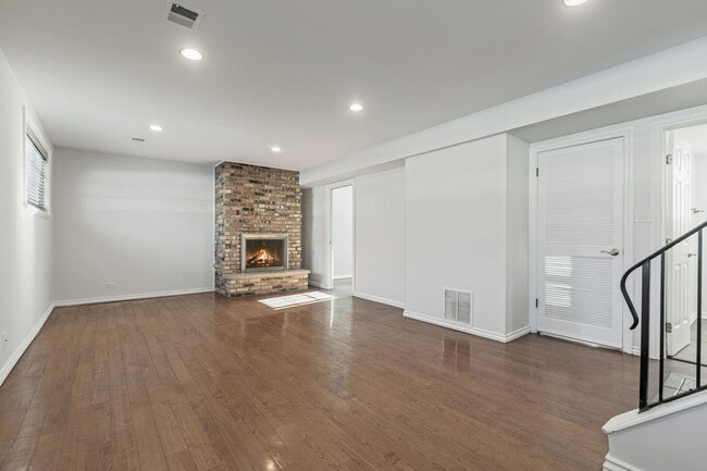 Building Photo - 28 E 55th St