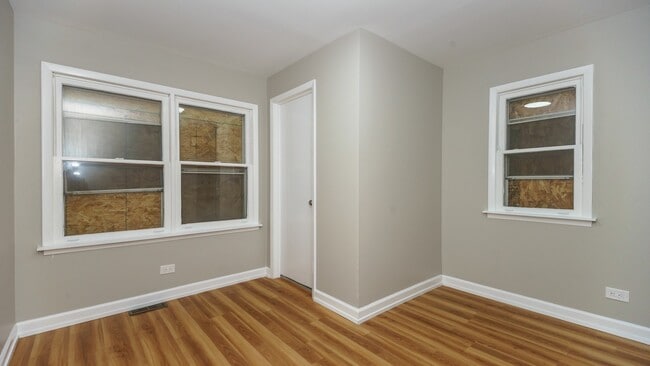 Building Photo - Discover Your Dream Home in Auburn Gresham!