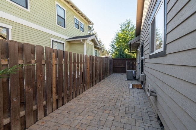 Building Photo - Quintessential Bend Living - 3 Bed | 2 Bat...