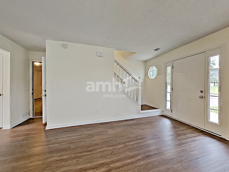 Building Photo - 2925 Hampton Valley Dr SE