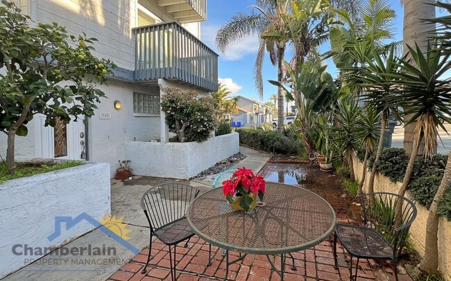 Building Photo - 2 bedroom 1/5 bath in the Village and walk...