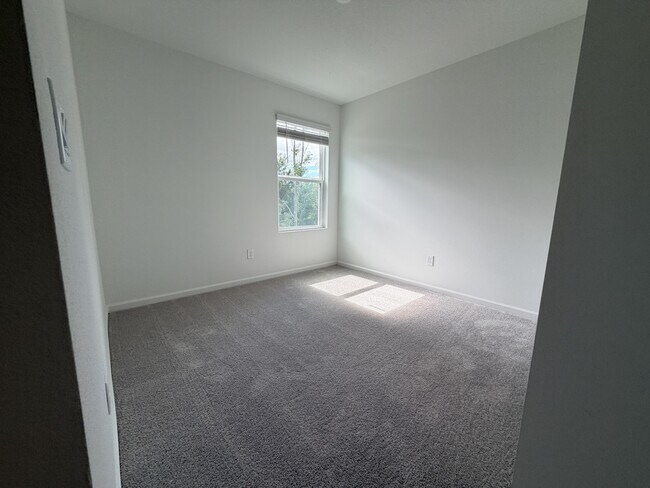 Building Photo - 523 Holly Lks Dr