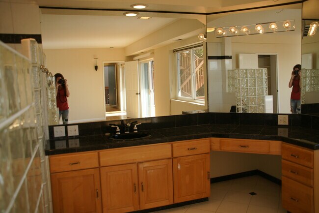 Building Photo - 220 Shoreview Dr