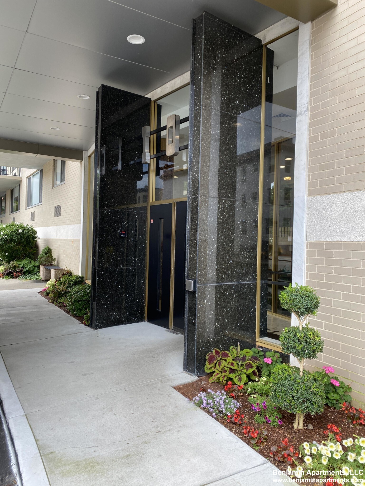 Building Photo - 71 Monmouth St